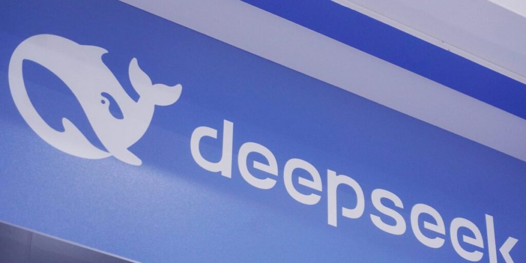 【中国】DeepSeek V4が公開。Huaweiチップで動く1.6兆パラメータのAIが日本の調達判断を変える