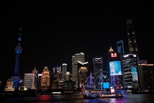 【中国】王一博を標的にした「偽チャット」工作——無効番号でなりすます手口と、3億閲覧が招いた法的制裁の構造（Photo by peng wang on Unsplash）