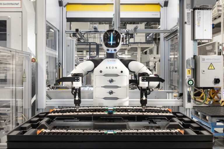 【EU】BMWがドイツ工場にヒューマノイド初投入。「フィジカルAI」が製造業の常識を変える