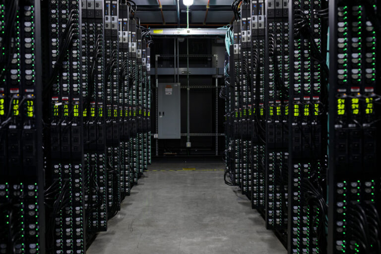 【サウジアラビア】Azure東部リージョンがQ4確定。クラウド主権で石油国のデータ戦略が動く
