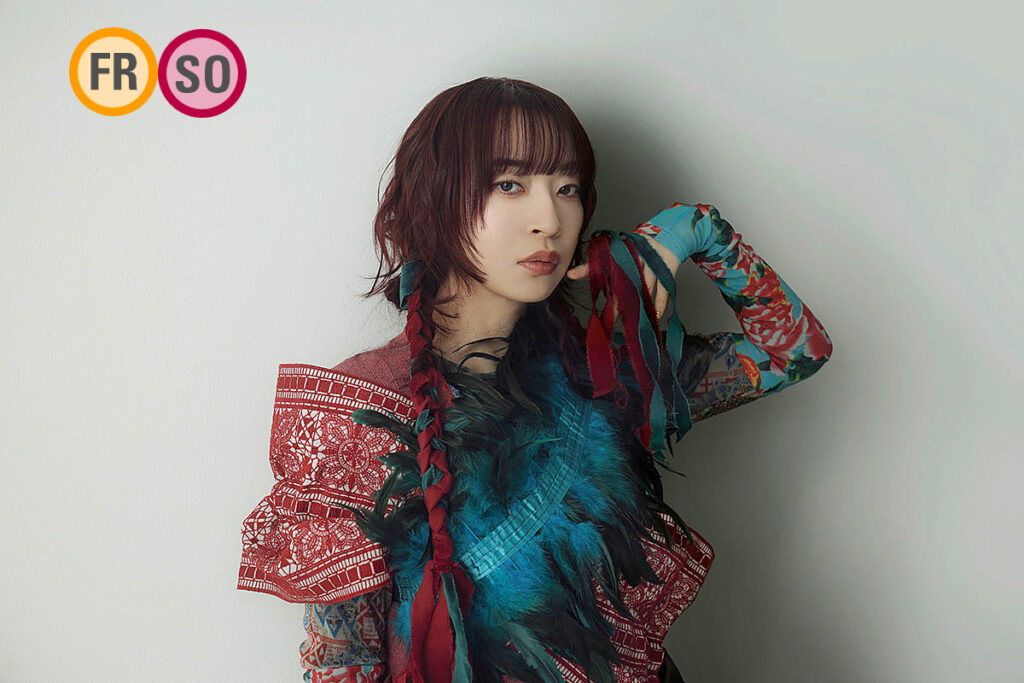 【ドイツ】『進撃の巨人』エンディング「悪魔の子」のヒグチアイ、現地で初ライブ。Apple Musicで120カ国1位を取った歌声